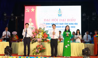 Anh Nguyễn Minh Triết, Phó Chủ tịch thường trực T.Ư Hội Sinh viên Việt Nam ( ngoài cùng, bên trái ) tặng hoa chúc mừng đại hội.