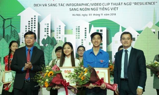 Bí thư thứ nhất T.Ư Đoàn Lê Quốc Phong trao giải Nhất cho các tác giả.