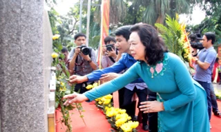 Phó bí thư thường trực Thành Ủy Hà Nội Ngô Thị Thanh Hăng và Bí thư T.Ư Đoàn Nguyễn Ngọc Lương dâng hoa tưởng niệm tại Tượng đài Bác Hồ - Bác Tôn,