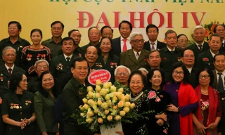 Bà Nguyễn Thị Doan, nguyên Phó Chủ tịch nước tặng hoa chúc mừng ông Vũ Trọng Kim tái đắc cử Chủ tịch Hội cựu TNXP Việt Nam khóa IV. 