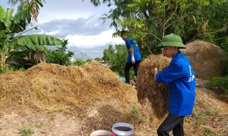 Vũ Trung Kiên và đồng đội tiến hành ủ rơm rạ, biến chúng thành sản phẩm hữu ích.