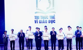 BTC trao giải thưởng cho 5 công trình, sáng kiến xuất sắc nhất của Chương trình "Tri thức trẻ vì giáo dục" năm 2019.