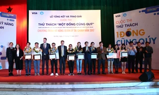 Ban tổ chức trao giải cho các sinh viên đoạt giải tại chương trình