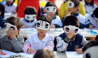 Học sinh tham gia trò chơi bịt mắt vẽ tranh. Ảnh: Dương Triều