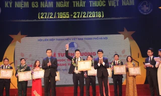 Bí thư T.Ư Đoàn Bùi Quang Huy trao tăng khen thưởng cho các bác sĩ trẻ nhận giải thưởng Đặng Thùy Trâm