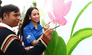 Anh Y Hlý Niê Kdăm, dân tộc Ê Đê "Nhân vật truyền cảm hứng vẽ tranh bích họa tại trường THCS Tứ Liên, Tây Hồ, Hà Nội.