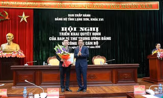  Phó trưởng ban thường trực Ban tổ chức T.Ư Nguyễn Thanh Bình trao quyết định cho đồng chí Nguyễn Long Hải. Ảnh : Duy Chiến