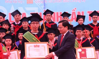 Bí thư T.Ư Đoàn Nguyễn Anh Tuấn trao giải thưởng Loa Thành năm 2017 cho các tác giả đồ án xuất sắc