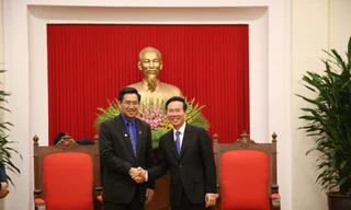 Trưởng ban Tuyên giáo T.Ư Võ Văn Thưởng (bên phải) bắt tay chào mừng đồng chí Alounxai Sounnalath, Bí thư Đoàn Thanh niên NDCM Lào.