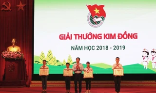 Các em đội viên nhận Giải thưởng Kim Đồng năm học 2018 - 2019