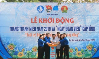 Các đại biểu bấm nút khởi động Tháng Thanh niên của tuổi trẻ Đồng Nai.
