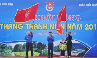 Bí thư thường trực Trung ương Đoàn Nguyễn Anh Tuấn trao cờ lệnh cho đại diện hai đơn vị tại lễ khởi động Tháng Thanh niên 2019