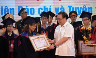 Bí thư Thành ủy Hà Nội Hoàng Trung Hải trao bằng khen cho các Thủ khoa sắc tốt nghiệp các trường đại học, học viện năm 2018