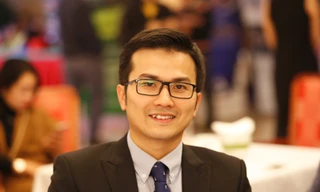 PGS. Trần Xuân Bách tại buổi đáu giá gây quỹ Hỗ trợ tài năng trẻ