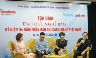 Nhà báo Lê Quốc Minh, Phó TGĐ TTX Việt Nam; nhà báo Lê Xuân Sơn, Tổng Biên tập Báo Tiền Phong; nhà báo Đặng Thị Phương Thảo, Phó Tổng Biên tập Báo Thanh niên, tại toạ đàm: “Đạo đức Nghề báo”. Ảnh: Dương Triều