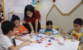 Trẻ em trải nghiệm tư duy sáng tạo tại CMS Việt Nam.