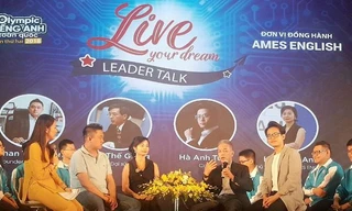 Ca sĩ Hà Anh Tuấn và các diễn giả giao lưu với sinh viên xung quanh chủ đề học ngoại ngữ.