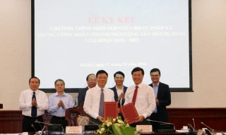 Bí thư thứ nhất T.Ư Đoàn Lê Quốc Phong và Bộ trưởng Bộ Tư pháp Lê Thành Long ký kết chương trình phối hợp hai bên giai đoạn 2018 - 2022.