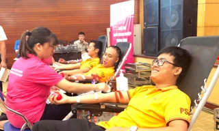 Niềm vui của các bạn trẻ khi được sẻ chia giọt máu đào cho những người bị bệnh đang cần máu.