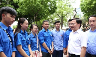 Bí thư thường trực T.Ư Đoàn Nguyễn Anh Tuấn thăm, động viên các tình nguyện viên Tiếp sức mùa thi