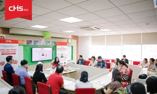 Chị Phan Thị Hồ Điệp chia sẻ những kinh nghiệm phát triển năng lực tư duy cho con trẻ.