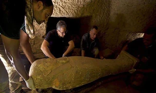 Các nhà khảo cổ học phát hiện quan tài bằng đá vẫn nguyên vẹn,