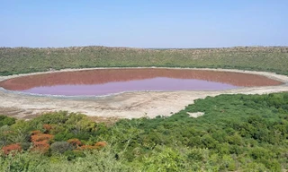 Nước hồ Lonar bỗng chuyển màu đỏ au.