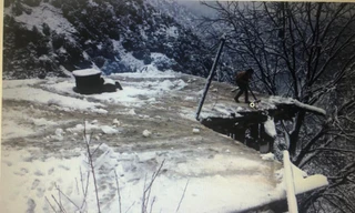 Một cậu bé đang quét tuyết trên mái nhà của mình ở Kashmir ngày 13/1.