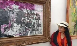 Văn Dương Thành bên bức chân dung Bùi Xuân Phái do chị vẽ.