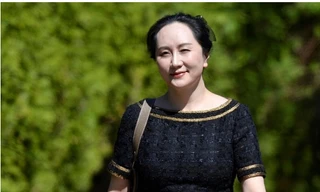 Bà Mạnh Vãn Châu bước ra khỏi nhà của mình ở Vancourver để tới tòa ngày 27/5.