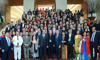 Thủ tướng Nguyễn Xuân Phúc chụp ảnh chung với đoàn kiều bào tiêu biểu về dự Xuân Quê hương 2020. Ảnh: Như Ý.