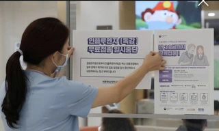 Tin tức về các vụ tử vong sau khi tiêm phòng cúm dày đặc trên báo chí Hàn Quốc khiến người dân hoang mang.