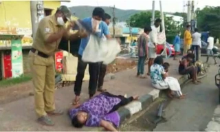 Nhiều người dân gần nhà máy hít phải khí rò rỉ bị ngất trên đường.