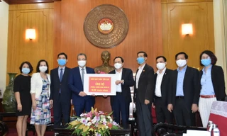 Thứ trưởng Đặng Minh Khôi ( thứ tư từ trái sang) trao tặng số tiền quyên góp của Hội người Việt Nam toàn Thái là 638 triệu đồng cho Chủ tịch Ủy ban Trung ương MTTQ Việt Nam Trần Thanh Mẫn.