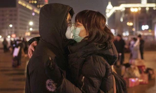 Virus corona không lây qua đường tình dục, nhưng hôn thì chắc chắn sẽ lây bệnh.