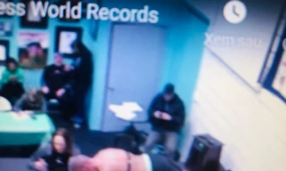 George Hood,đã giữ tư thế plank liên tục hơn 8 tiếng đồng hồ.