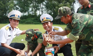 Quà “độc” của lính trường bắn