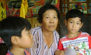 Bà Bùi Thị Tươi cùng 2 cháu nội ngoại tố cáo bị thầy giáo Nghị đánh