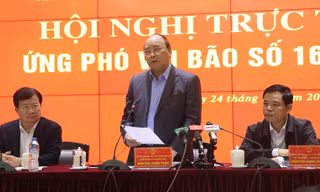 Thủ tướng yêu cầu các địa phương trong vùng ảnh hưởng của bão, dừng ngay các cuộc họp, tập trung chỉ đạo phòng chống bão số 16