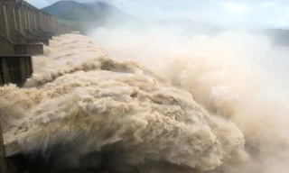 Do mưa lớn ở thượng nguồn, các nhà máy thuỷ diện phải đồng loạt mở cửa đáy xả lũ