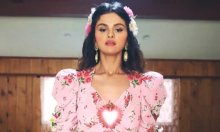 Selena Gomez khiến fan bất ngờ khi chào bằng tiếng Việt trước khi ra mắt “Selfish Love“