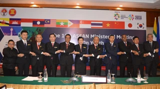 Bí thư T.Ư Đoàn, Phó Chủ nhiệm Thường trực Ủy ban quốc gia về thanh niên Nguyễn Long Hải (đứng thứ 4 từ trái sang) chụp ảnh lưu niệm cùng đại diện lãnh đạo các nước ASEAN