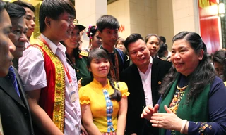 Phó Chủ tịch Quốc hội Tòng Thị Phóng gặp các học sinh, sinh viên dân tộc thiểu số học giỏi 2015 