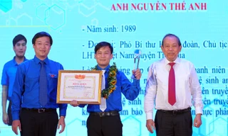 Phó thủ tướng thường trực Chính phủ Trương Hoà Bình và Bí thư thứ nhất T.Ư Đoàn, Chủ tịch T.Ư Hội LHTN Việt Nam Lê Quốc Phong trao giải thưởng 15 tháng 10f. Ảnh: Xuân Tùng