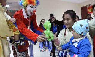 Mang niềm vui đến với các bệnh nhi tại bệnh viên Đa khoa Phố Nối