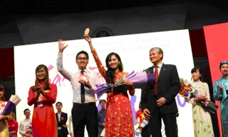 Ông Nguyễn Văn Thịnh - Tham tán cộng đồng ĐSQ Việt Nam tại Trung Quốc (ngoài cùng bên phải) cùng bà Nguyễn Thị Kim Hòa – Chủ tịch Hội LHS Việt Nam tại TP Vũ Hán (ngoài cùng bên trái) trao giải Nhất cho cặp đôi xuất sắc nhất.