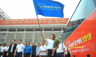 Lễ xuất quân Hành trình Tôi yêu Tổ quốc tôi 2018 diễn ra sôi nổi. Ảnh: Xuân Tùng