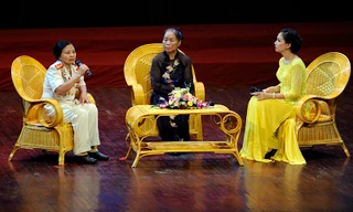 Hai nữ anh hùng Thượng tá Lê Thị Minh Hãnh và Trương Thị Khuê kể lại chiến tích trong đấu tranh