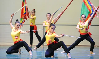 Nữ sinh múa thương, đấu kiếm thi tốt nghiệp