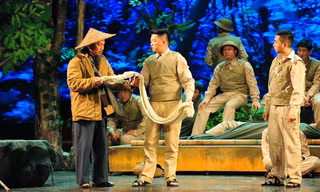 Cảnh trong vở kịch ngắn thuộc chương trình giao lưu nghệ thuật “Vang mãi lời Người về đạo đức cách mạng”
